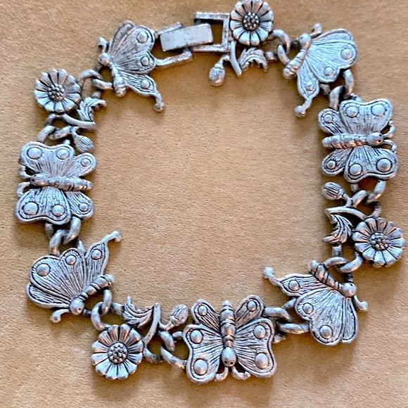 Jewelry - Fam. Bracelet for Butterfly and Flower Lovers to show their passion. Silvertone